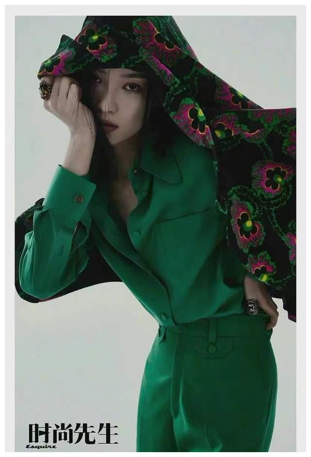 倪妮拍片真放低开穿刺绣裙蹲地秀美腿比例惹眼颈长超越刘诗诗