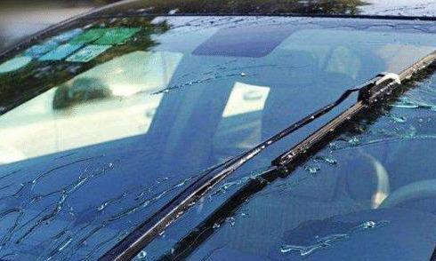 汽车雨刮器刮不干净别急换，教你几个办法，刮雨和新的一样干净