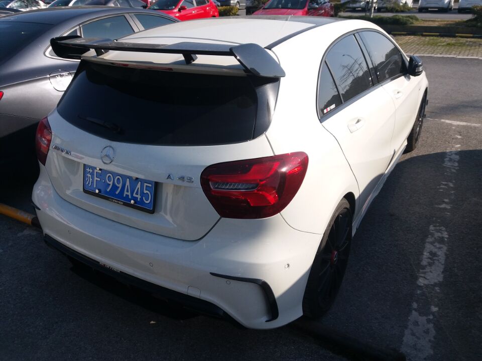 南通海门街头实拍奔驰A45 AMG，车牌配车型恰好也是
