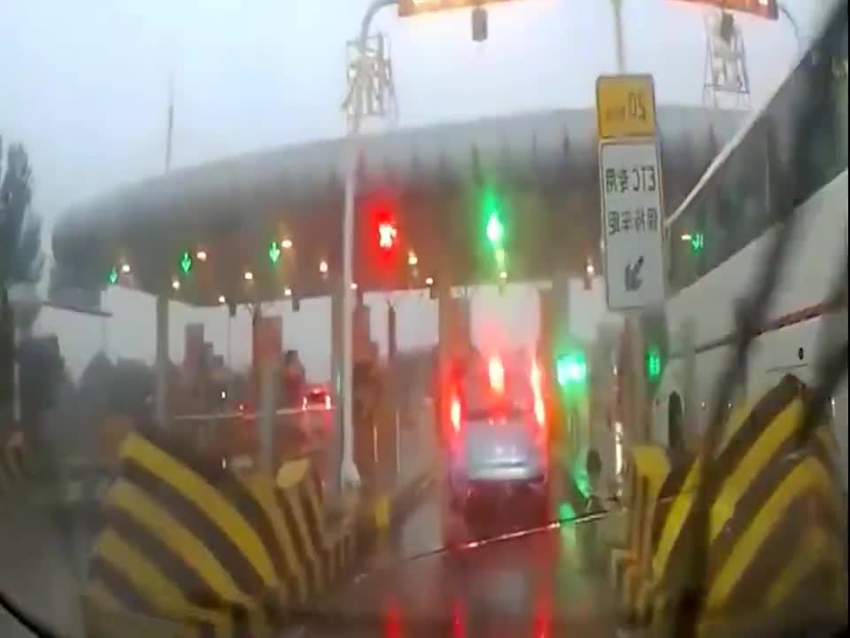 行车记录仪实拍：这么牛的司机咋不“上天”呐