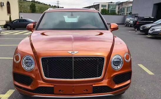 2020款宾利汽油添越V8户外实拍 火焰橘色国内罕见 车内四座布局