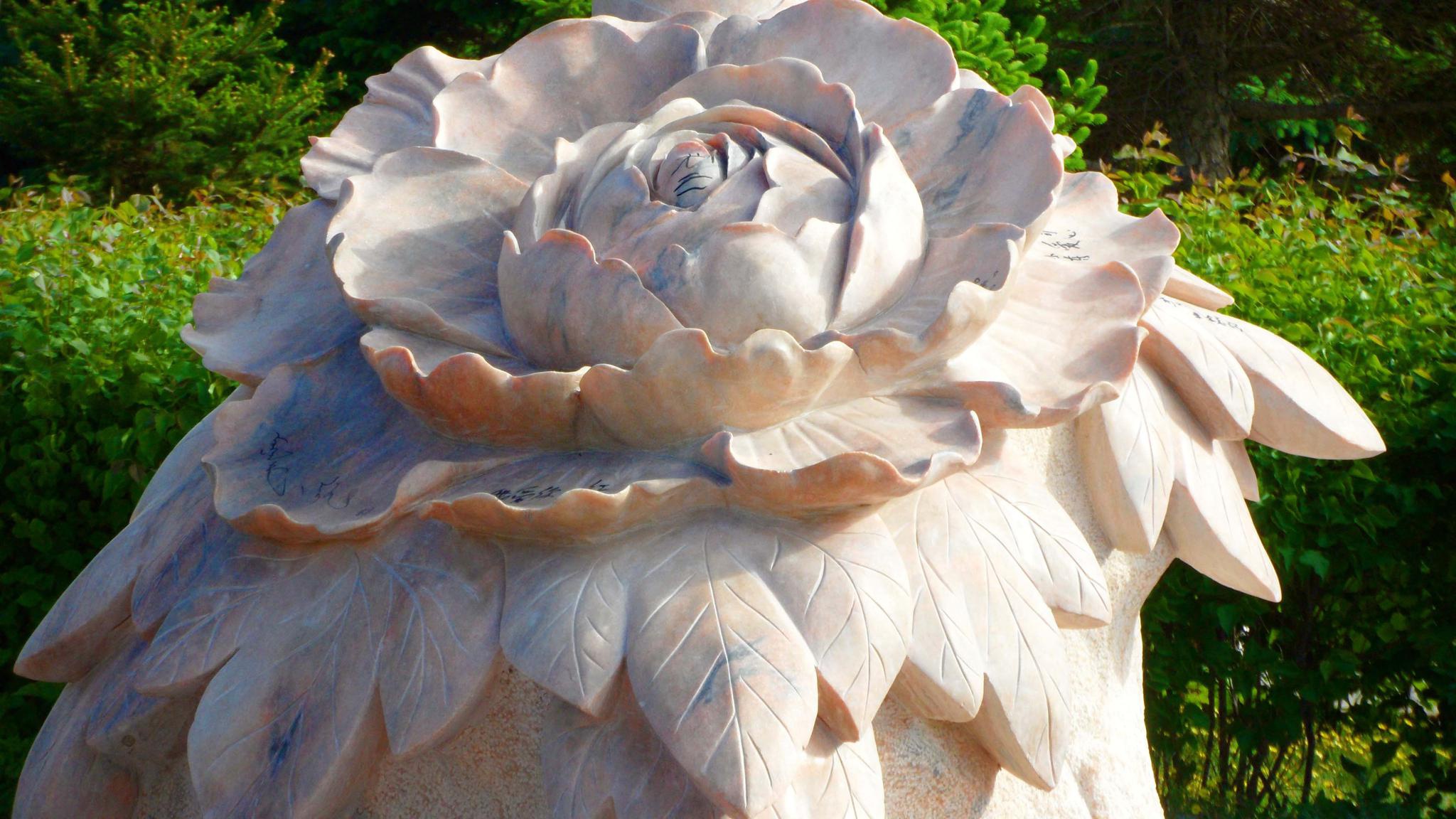 通辽市西拉木伦公园的牡丹花雕塑,原创拍摄