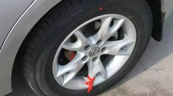 开车时,遇到系红绳的车都会主动避让?这是为什么?休闲区蓝鸢梦想 - Www.slyday.coM 开车时,遇到系红绳的车都会主动避让?这是为什么?休闲区蓝鸢梦想 - Www.slyday.coM