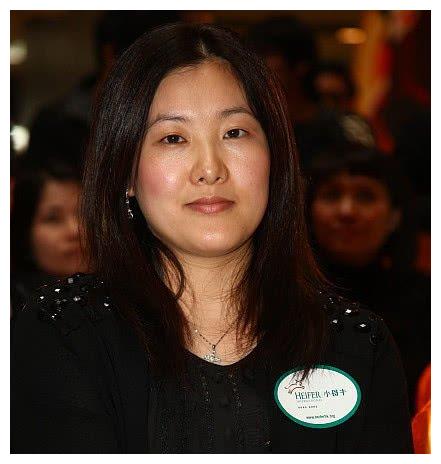 41岁伏明霞近照,身体发福胖成大妈,67岁老公骨瘦如柴