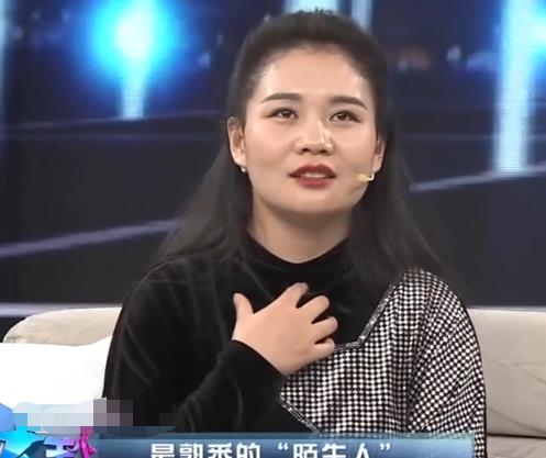 绯闻又起,大衣哥和袁庆当着衣嫂面眉来眼去,衣嫂的脸面挂不住了
