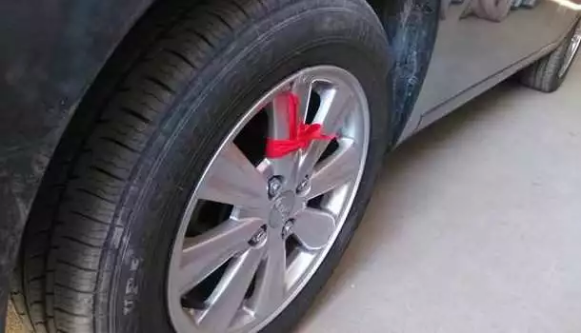 开车时,遇到系红绳的车都会主动避让?这是为什么?休闲区蓝鸢梦想 - Www.slyday.coM 开车时,遇到系红绳的车都会主动避让?这是为什么?休闲区蓝鸢梦想 - Www.slyday.coM