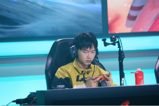 谁是kpl中保持状态最久的选手?fly依旧很强,很难有人能比拟
