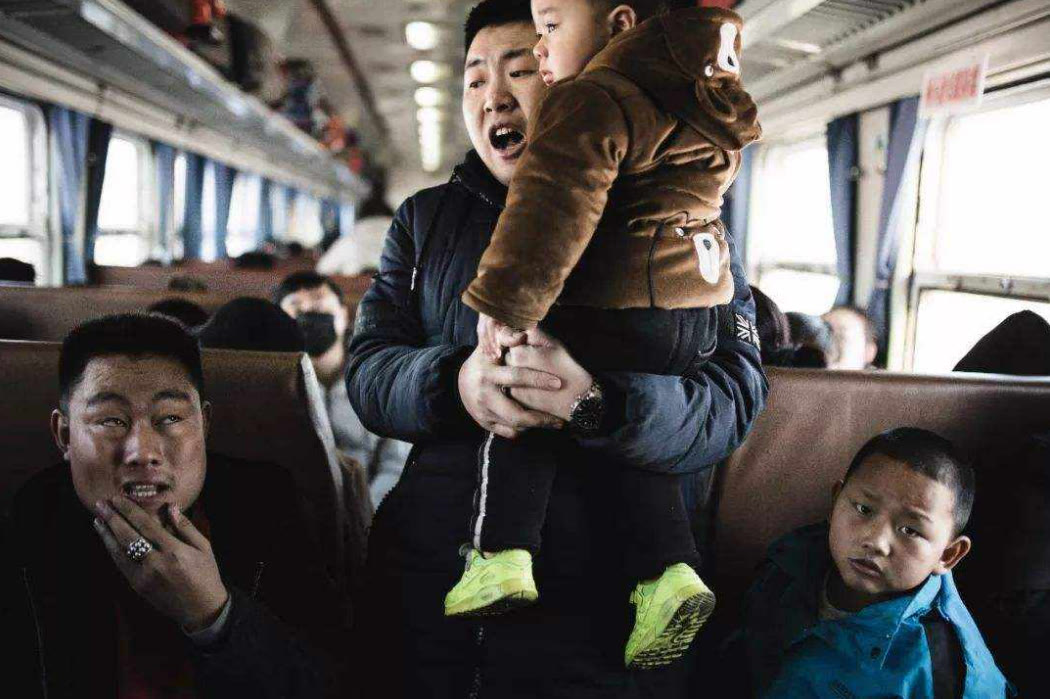 孩子坐高铁吵闹,女乘客提醒反被扇耳光,父母就是孩子未来的样子休闲区蓝鸢梦想 - Www.slyday.coM 孩子坐高铁吵闹,女乘客提醒反被扇耳光,父母就是孩子未来的样子休闲区蓝鸢梦想 - Www.slyday.coM