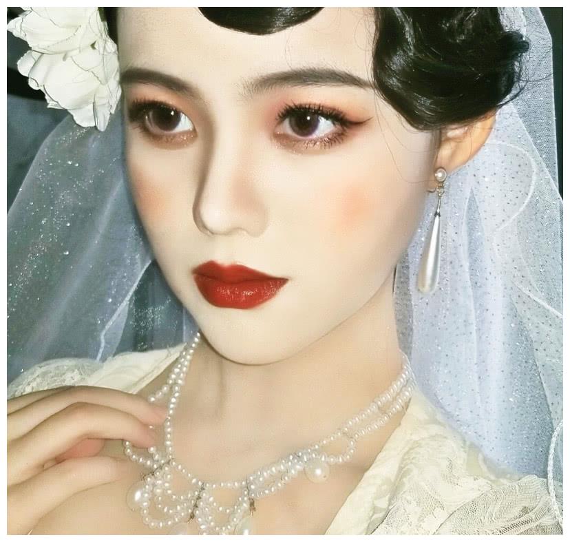 复古港风女生头像/要尝尝大蒜味的西瓜吗!