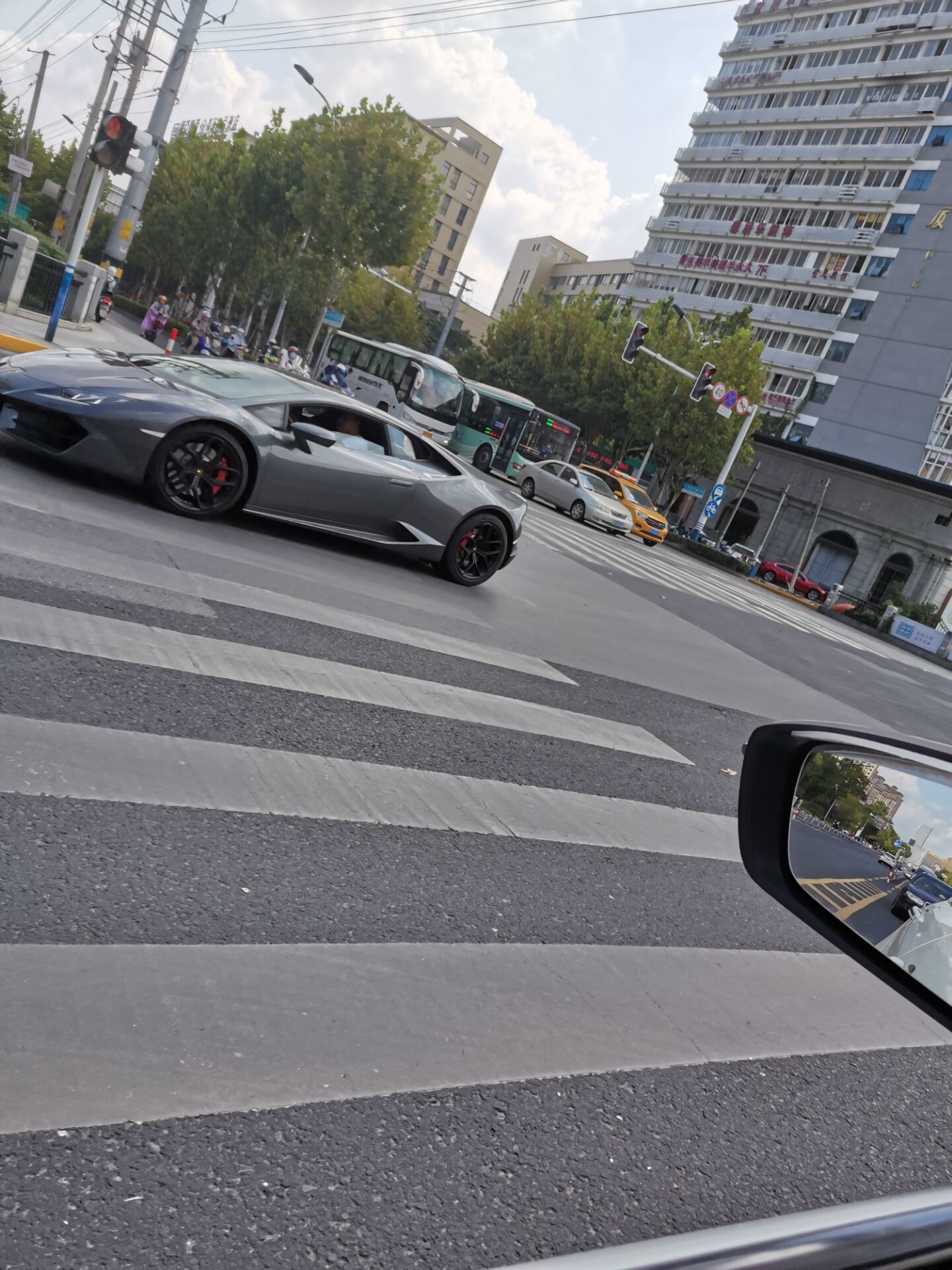 南通青年中路实拍兰博基尼飓风跑车，引擎声引人注目！