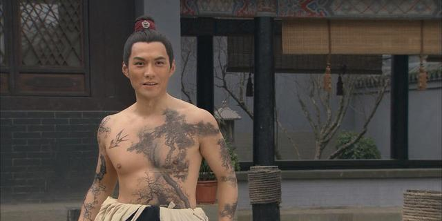 也高,杨志,孙立等人也是;张清和其妻子仇琼英,都会飞石,林冲会写诗,李
