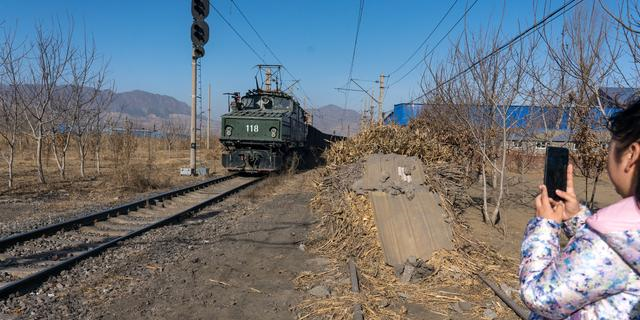 老绿皮火车跑了70年从北方一村子穿过像民国穿越来的