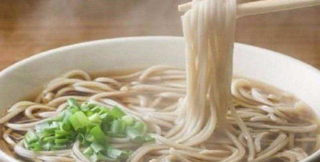 煮面时,还认为开水+面条?大厨透露:煮面的3大误区,你中招没?