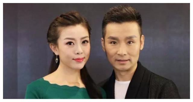 刘和刚的妻子战扬比他小10岁,结婚以来夫妻两人十分恩爱,一同生育了爱