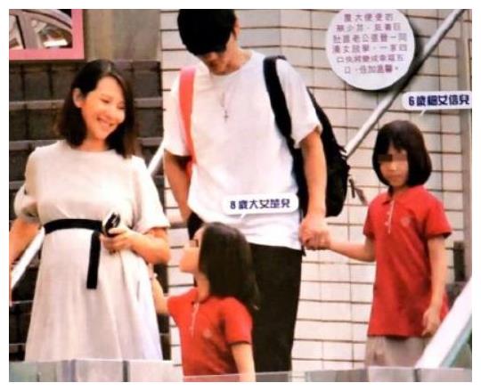 蔡少芬一家五口晚饭后逛街,夫妻恩爱撒糖,小女儿翻白眼表情亮了