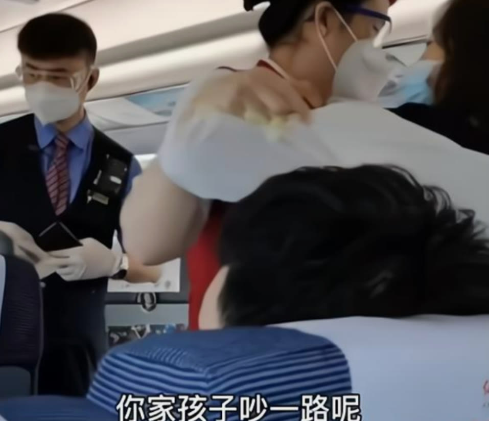 孩子坐高铁吵闹,女乘客提醒反被扇耳光,父母就是孩子未来的样子休闲区蓝鸢梦想 - Www.slyday.coM 孩子坐高铁吵闹,女乘客提醒反被扇耳光,父母就是孩子未来的样子休闲区蓝鸢梦想 - Www.slyday.coM