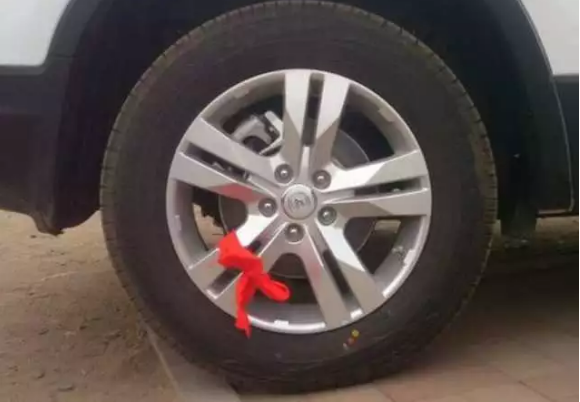 开车时,遇到系红绳的车都会主动避让?这是为什么?休闲区蓝鸢梦想 - Www.slyday.coM 开车时,遇到系红绳的车都会主动避让?这是为什么?休闲区蓝鸢梦想 - Www.slyday.coM