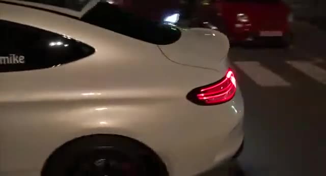 点亮大灯的豪华性能车，车前脸前