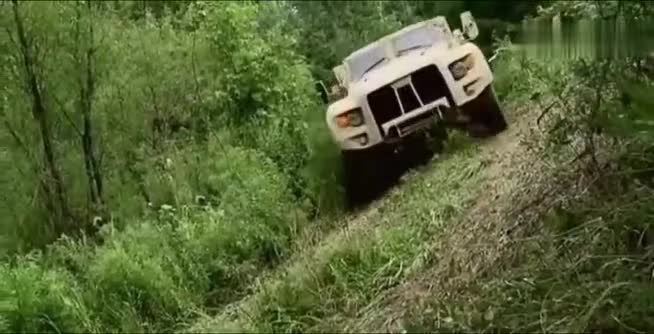 当车展上出现了武装越野车 你会买吗