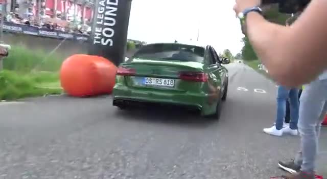 车身颜色炫酷时尚的豪华跑车展示