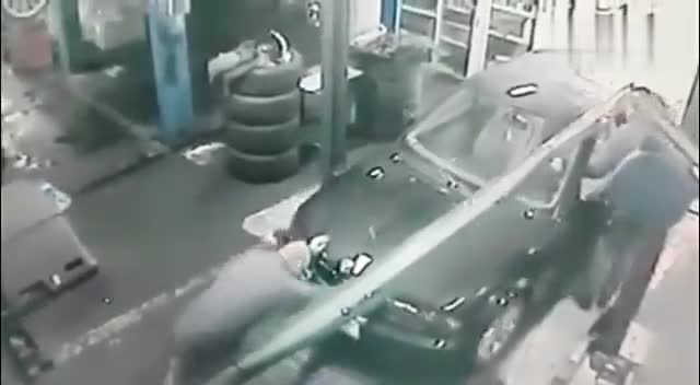 实拍维修车间内的悲剧