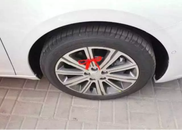 开车时,遇到系红绳的车都会主动避让?这是为什么?休闲区蓝鸢梦想 - Www.slyday.coM 开车时,遇到系红绳的车都会主动避让?这是为什么?休闲区蓝鸢梦想 - Www.slyday.coM