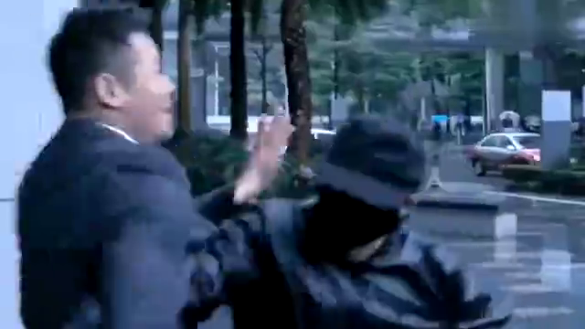 影剧:张家辉刚出门就被黑帮围攻,女保镖的战斗力惊人啊