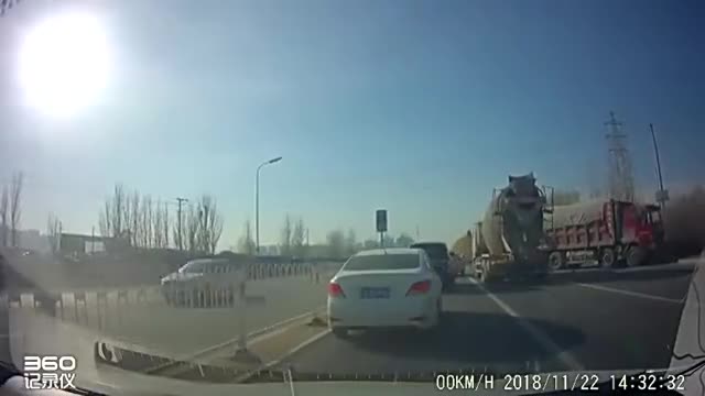 行车记录仪实拍：非要惹大货车，这下长记性了吧