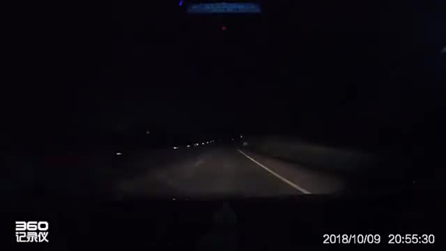 行车记录仪实拍：大货车开远光灯超车，下一秒车主差点翻沟里