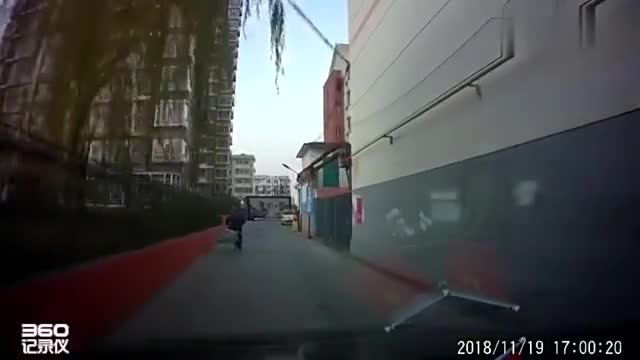 行车记录仪实拍：老爷子您可别闹，实在不行我推车走都行