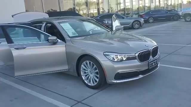 2020款宝马740i实车展示，看到外观和内饰，给个不心动的理由