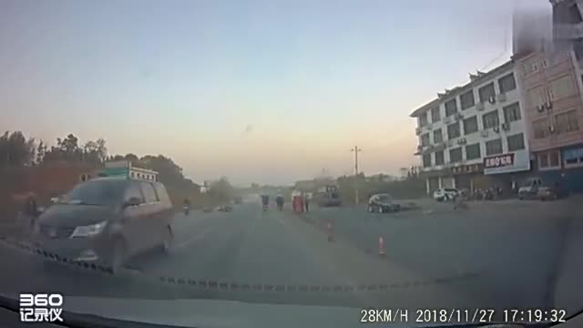 行车记录仪实拍：轿车加塞大货车？网友：没“死”可惜了