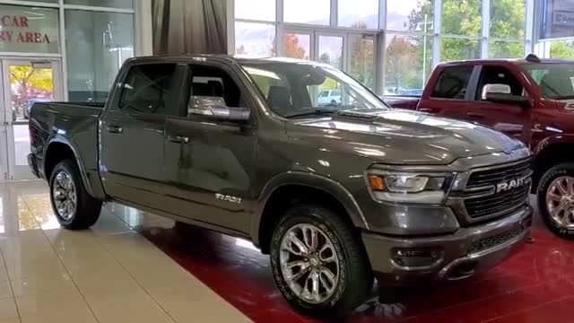 2020款道奇公羊1500到店实拍，打开车门看到内饰，不再想福特猛禽