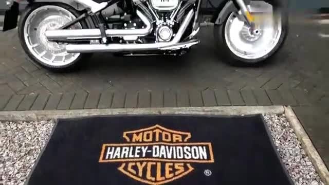 实拍哈雷全新“肥仔”，排量比飞度还大，听听霸气的声浪吧！