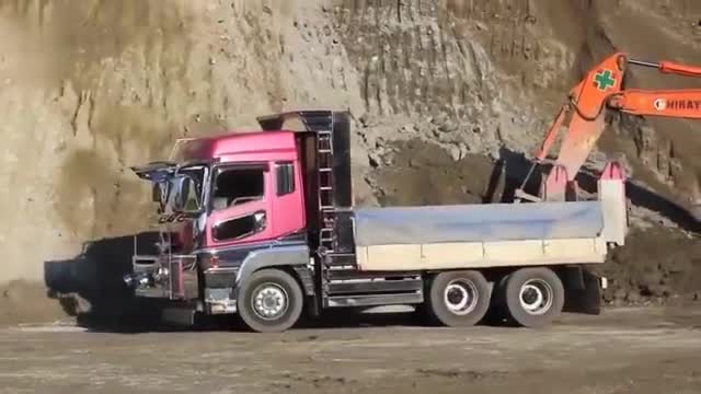 日本工地实拍,女司机驾驶卡车运渣土
