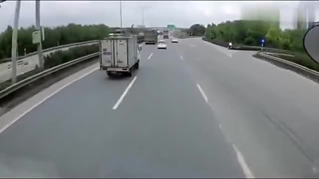 面对不守规矩的司机，大货车做了正确的选择，行车记录仪实拍！
