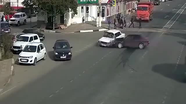 交通事故实拍：十字路口哪怕撞车都不减速，只有让事实来教训你了