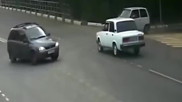 监控实拍：电车竟然把轿车连车带人一锅端，下场惨的不能再惨