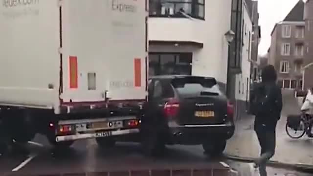 保险公司都赔不起了，大货车顾头不顾腚，把保时捷拖走了！