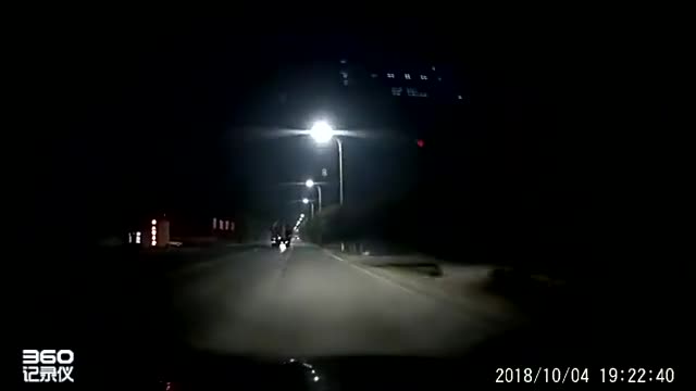 行车记录仪实拍：慢放了几遍，也没看清第二次事故是如何发生的