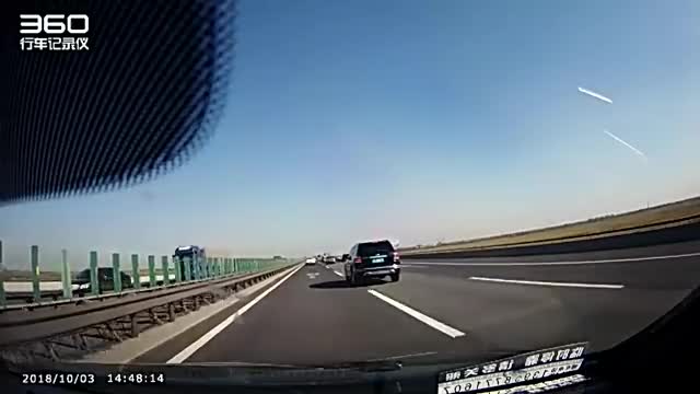 实拍：高速上公路丰田SUV想加塞，下一秒视频车长记性了