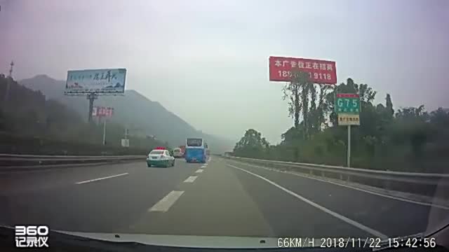 实拍：高速公路，面包车追尾工程车，危险了