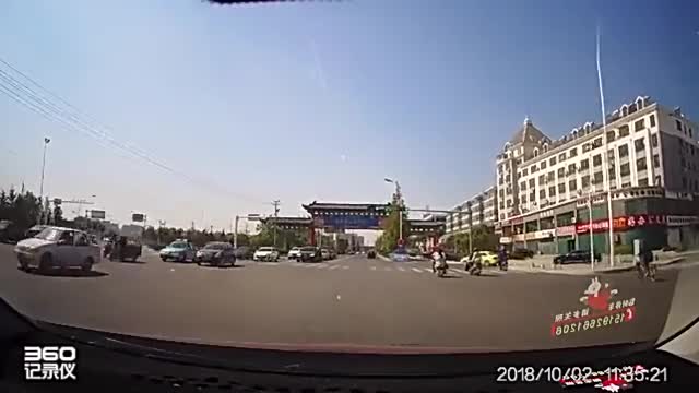 行车记录仪实拍：驾校教练车双黄线掉头，这水平也敢教学员？