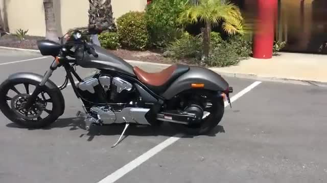 实拍本田重型太子车VT1300,不敢相