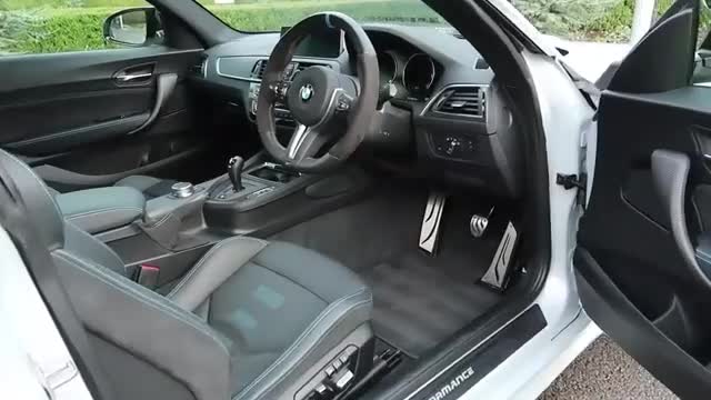 宝马M2海外实拍前排空间展示