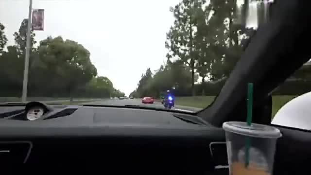 实拍美国警察抓超跑飙车现场全过程，2台保时捷GT3找不同！