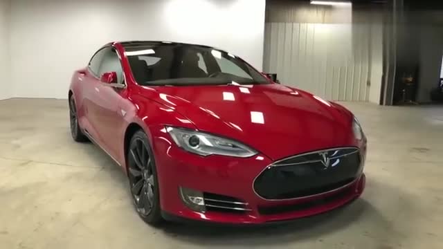 实拍红色特斯拉ModelS90D，外观内饰