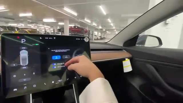 中控屏幕功能展示，最新款特斯拉