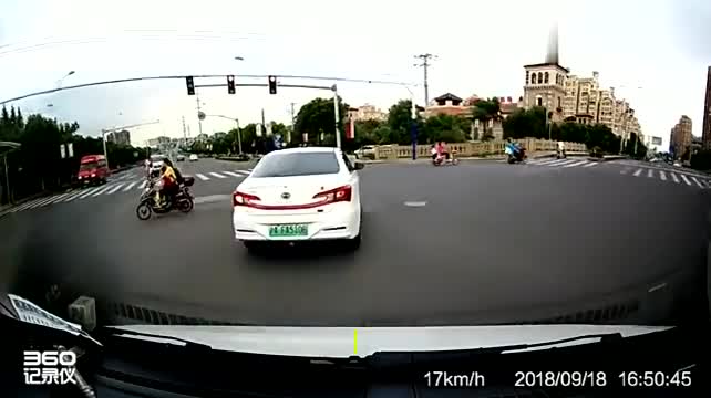 行车记录仪实拍：轿车刚刚拐弯，下一秒果断一脚“死”刹车