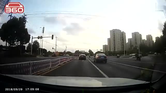 实拍：儿童正通过斑马线，轿车左转不减速，网友：赶着投胎？